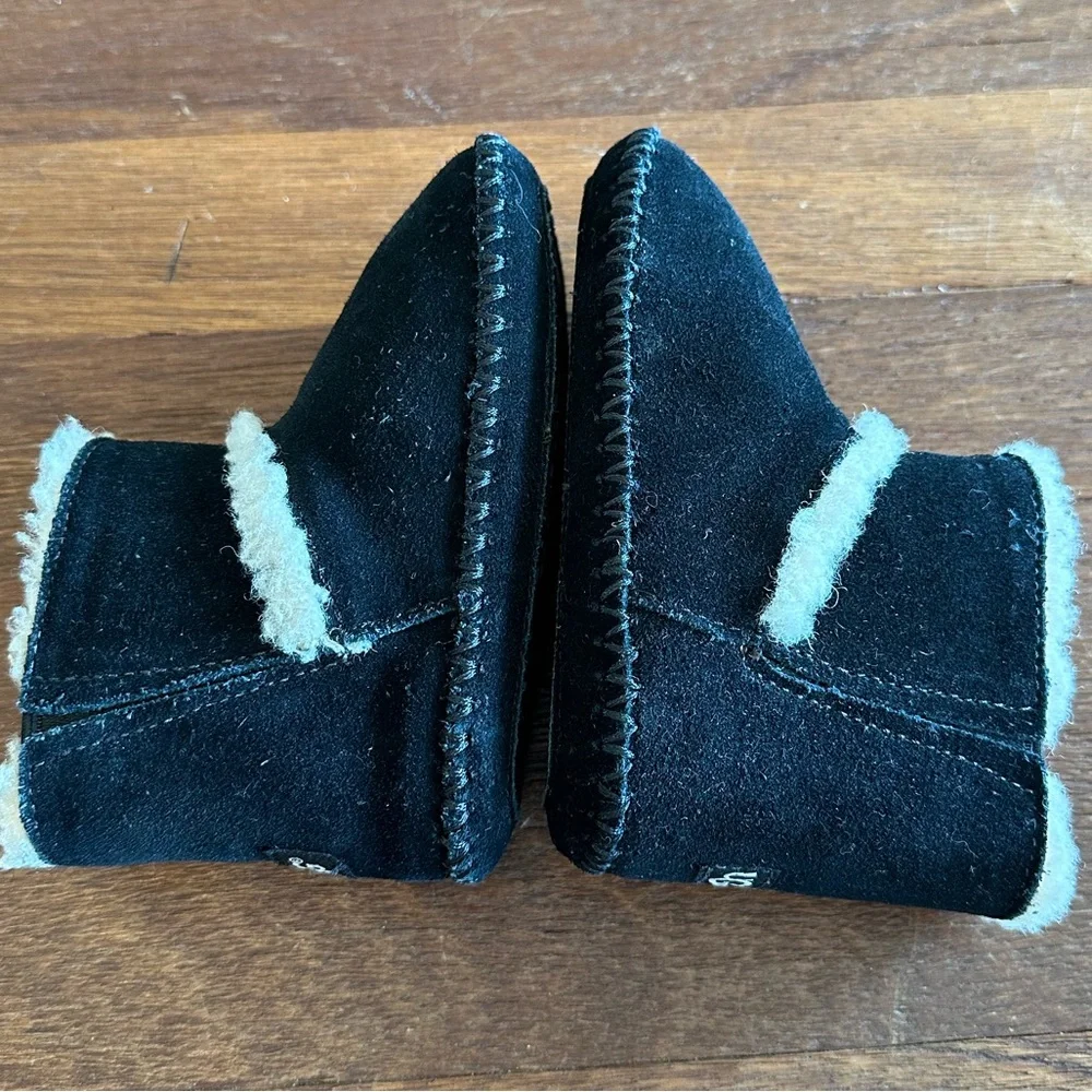 UGG Infant Boots Black Size 4/5 Baby Sheepskin Booties Cozy Baby Shoes Baby Uggs